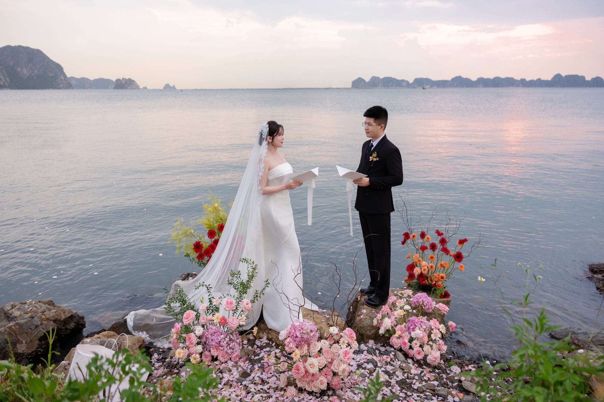 Khoảnh khắc cưới bên biển