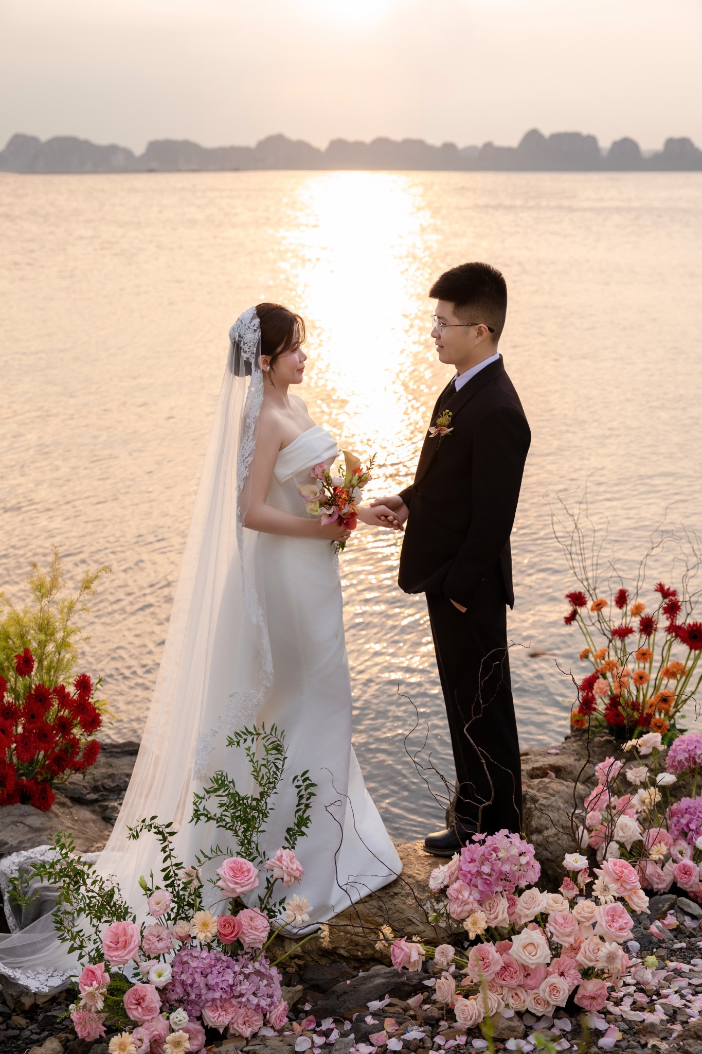 Cô dâu chú rể bên biển lúc hoàng hôn